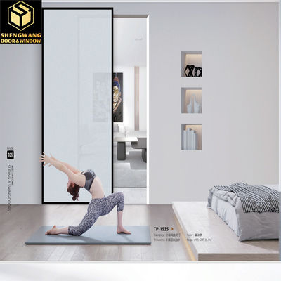 Pintu kaca geser aluminium dengan warna perak dan pegangan stainless steel untuk tampilan yang stylish